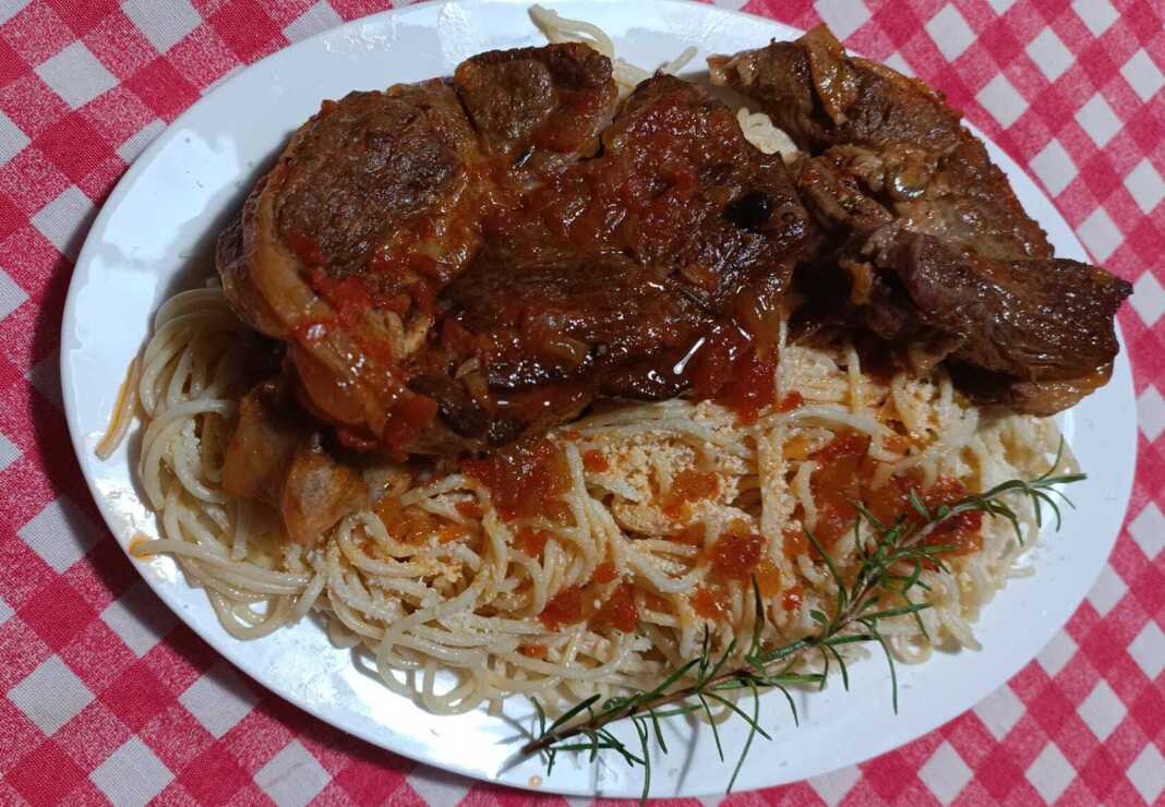 Ζυγούρι Κοκκινιστό με Μακαρονάδα