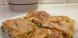 Η χρυσαφένια Σπανακόπιτα με Τραχανά μόλις βγήκε από τον φούρνο.