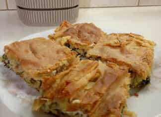 Η χρυσαφένια Σπανακόπιτα με Τραχανά μόλις βγήκε από τον φούρνο.