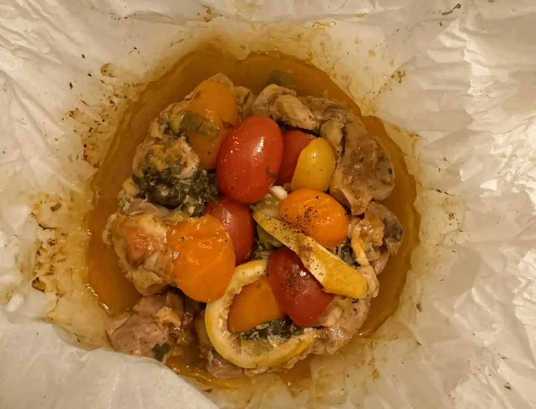 Κοτόπουλο στη λαδόκολλα light με ντοματίνια και φρέσκα κρεμμυδάκια