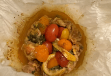 Κοτόπουλο στη λαδόκολλα light με ντοματίνια και φρέσκα κρεμμυδάκια