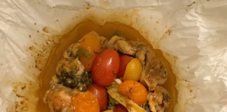 Κοτόπουλο στη λαδόκολλα light με ντοματίνια και φρέσκα κρεμμυδάκια