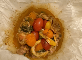 Κοτόπουλο στη λαδόκολλα light με ντοματίνια και φρέσκα κρεμμυδάκια