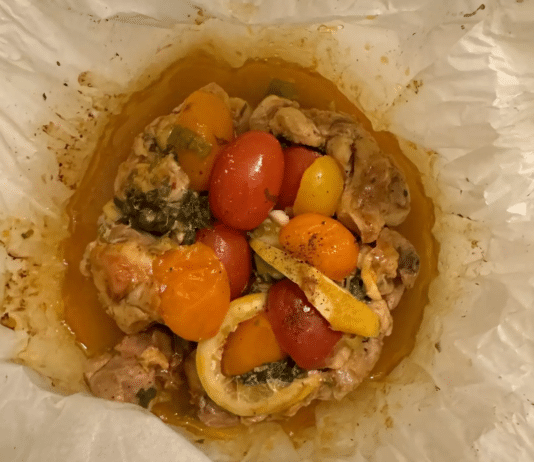 Κοτόπουλο στη λαδόκολλα light με ντοματίνια και φρέσκα κρεμμυδάκια