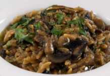 κριθαρότο με μανιτάρια και σπανάκι
