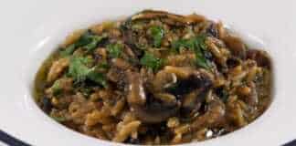 κριθαρότο με μανιτάρια και σπανάκι