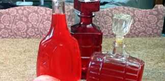 Το τελικό **Λικέρ Ρόδι** σε γυάλινα μπουκάλια με σπόρους ροδιού.