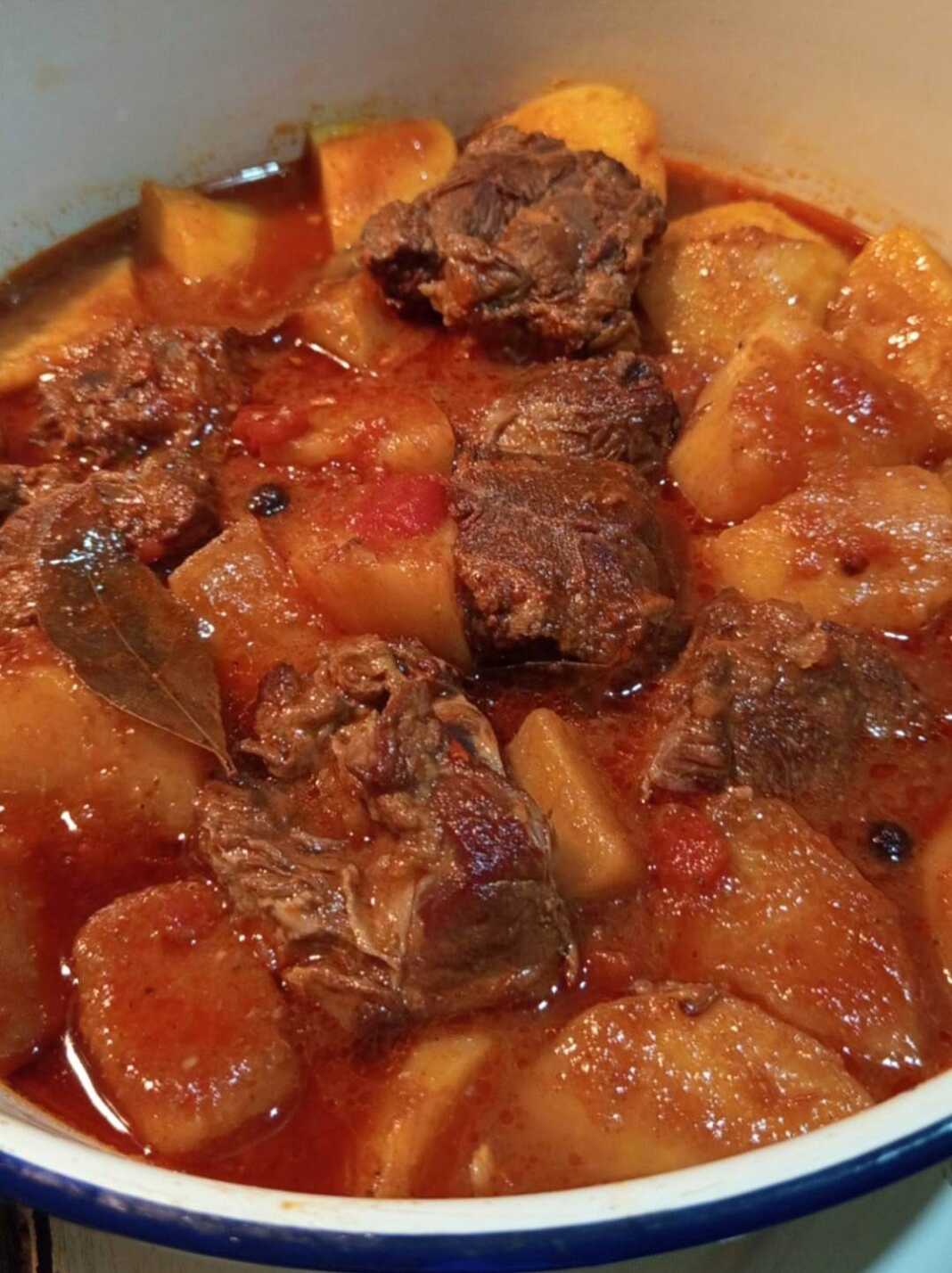 μοσχάρι κοκκινιστό με πατάτες