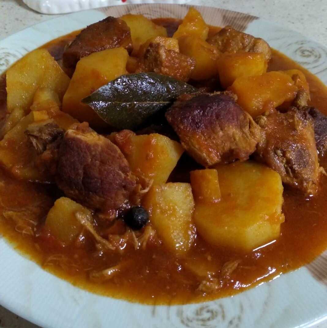 Πατατούλες γιαχνί με χοιρινό