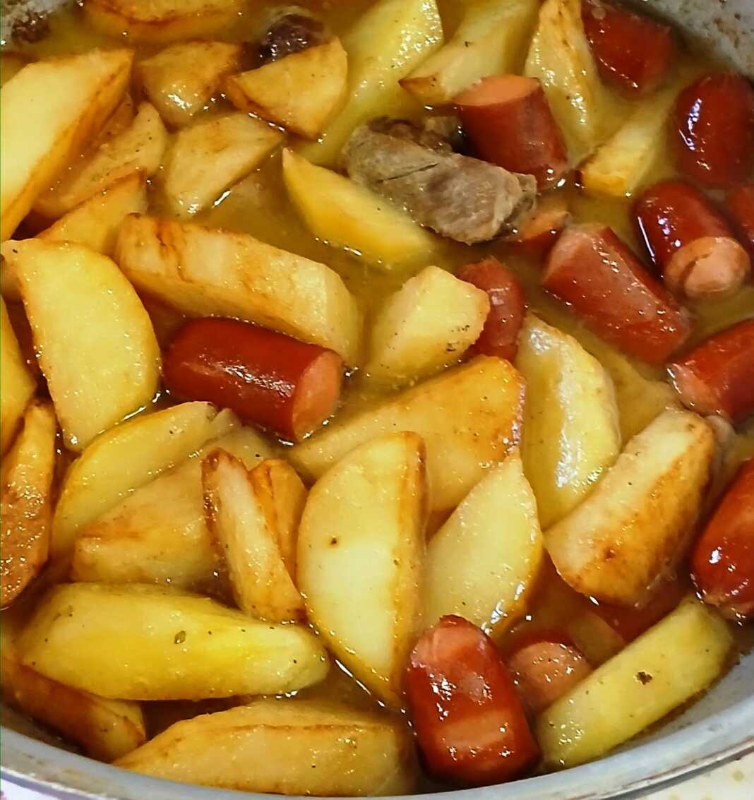 Πατάτες με χοιρινό και λουκάνικα στην κατσαρόλα