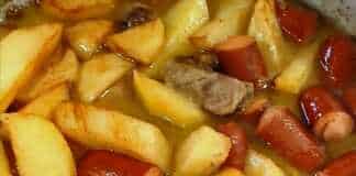 Πατάτες με χοιρινό και λουκάνικα στην κατσαρόλα