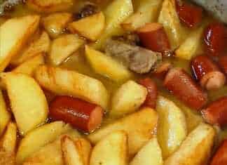 Πατάτες με χοιρινό και λουκάνικα στην κατσαρόλα