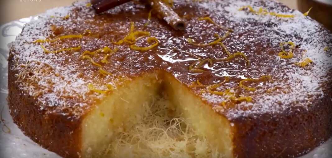 Κοντινό πλάνο στην Πορτοκαλόπιτα με κανταΐφι με το ινδοκάρυδο και το σιρόπι.