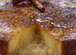 Κοντινό πλάνο στην Πορτοκαλόπιτα με κανταΐφι με το ινδοκάρυδο και το σιρόπι.