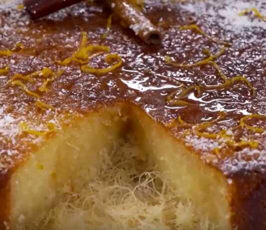 Κοντινό πλάνο στην Πορτοκαλόπιτα με κανταΐφι με το ινδοκάρυδο και το σιρόπι.