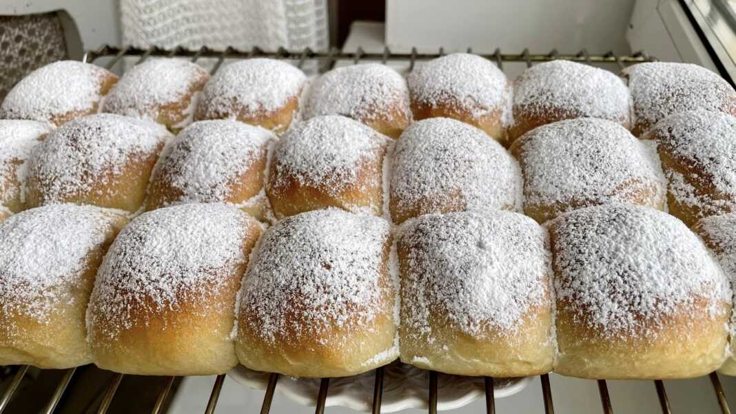 Αφράτα ψωμάκια με μαρμελάδα μήλο