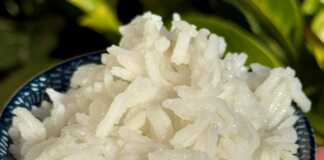 Ένα μπολ με αφράτο, λευκό ρύζι μπασμάτι, με τους κόκκους διαχωρισμένους.