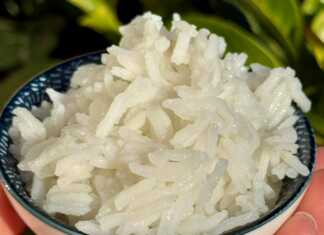 Ένα μπολ με αφράτο, λευκό ρύζι μπασμάτι, με τους κόκκους διαχωρισμένους.