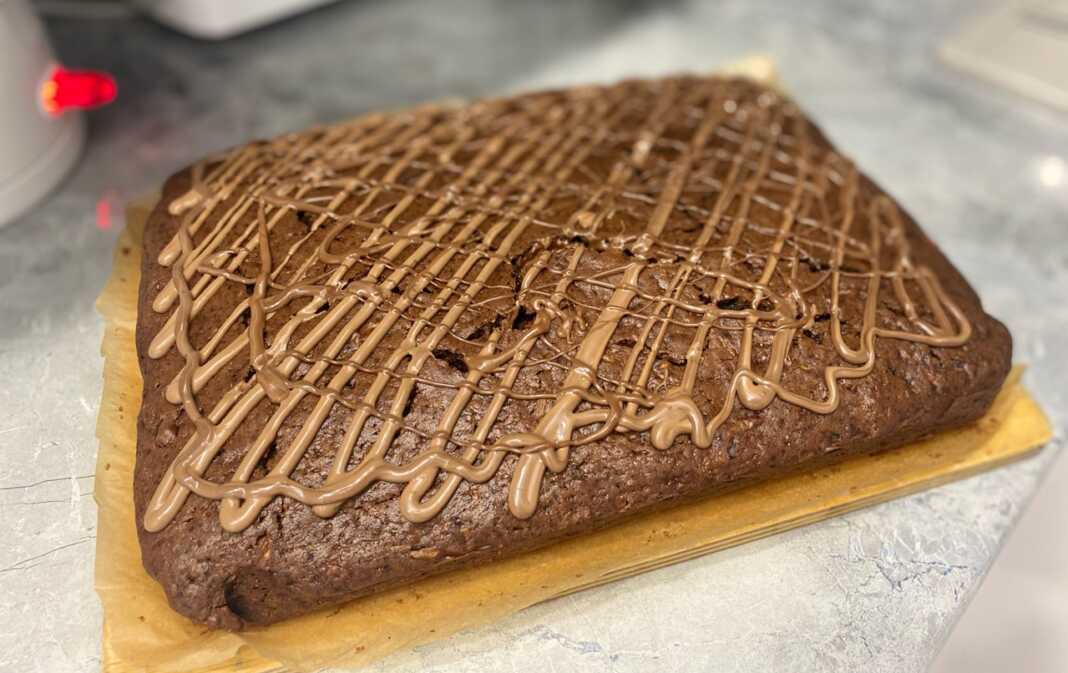 sokolatopita kolokithakia0 Μια αφράτη σοκολατόπιτα, κομμένη σε φέτες, με ορατή υγρασία και ενδεχομένως γαρνιτούρα σοκολάτας, υπονοώντας την παρουσία κολοκυθιών.