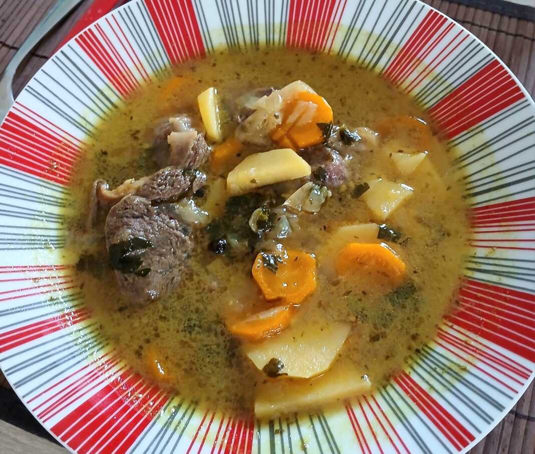 Βραστό μοσχάρι στη χύτρα με λαχανικά