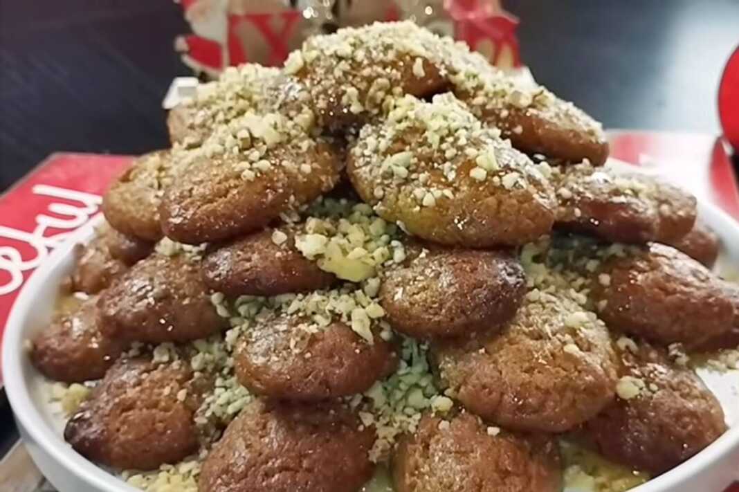 ta pio efkola melomakarona Κλασικά μελομακάρονα με μπόλικο μέλι και τριμμένα καρύδια, σερβιρισμένα σε γιορτινή πιατέλα.