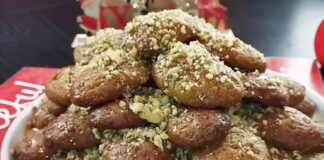 Κλασικά μελομακάρονα με μπόλικο μέλι και τριμμένα καρύδια, σερβιρισμένα σε γιορτινή πιατέλα.