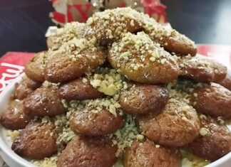 Κλασικά μελομακάρονα με μπόλικο μέλι και τριμμένα καρύδια, σερβιρισμένα σε γιορτινή πιατέλα.