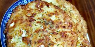 Τέσσερις **Τηγανίτες με Φέτα** σε πιάτο, πασπαλισμένες με ρίγανη.