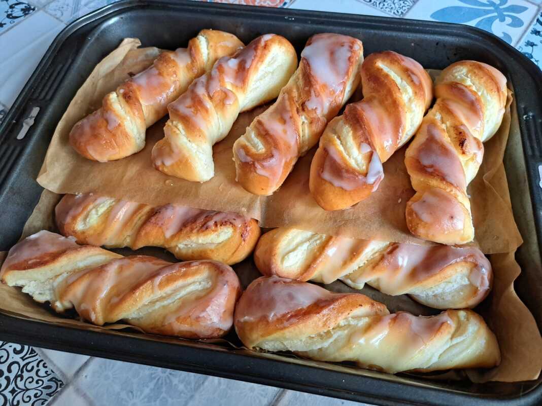 Τσουρέκια με Τυρί Κρέμα και Γλάσο