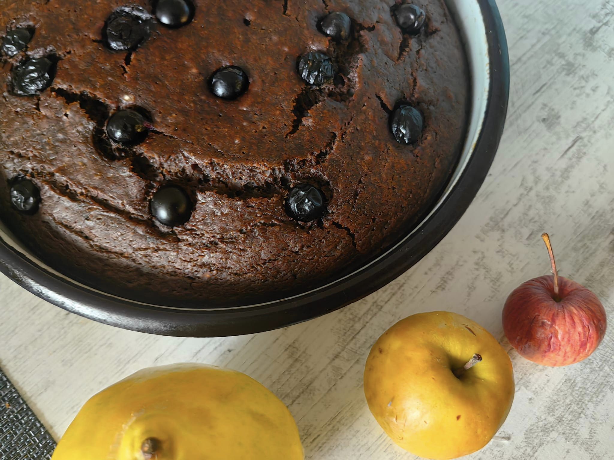 Vegan Κέικ με Χαρουπάλευρο και Σταφύλια