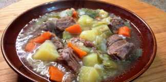 Ζεστό βραστό με μοσχάρι, καρότα και πατάτες, σερβιρισμένο σε βαθύ πιάτο.