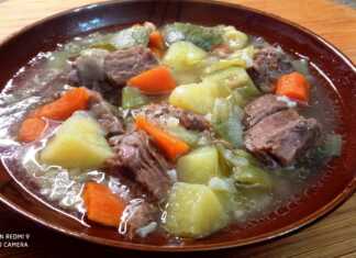 Ζεστό βραστό με μοσχάρι, καρότα και πατάτες, σερβιρισμένο σε βαθύ πιάτο.