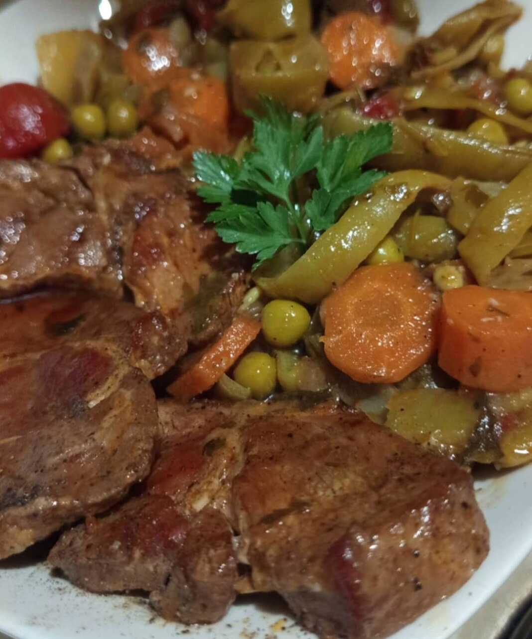 Χοιρινά μπριζολάκια με φασολάκια