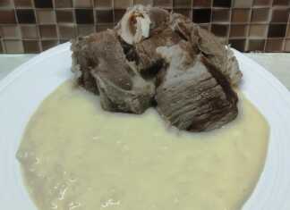 Μια βαθιά πιατέλα με ζεστή σούπα από ζυγούρι και ρύζι λουσμένη με πλούσιο λευκό αυγολέμονο και φρεσκοτριμμένο πιπέρι