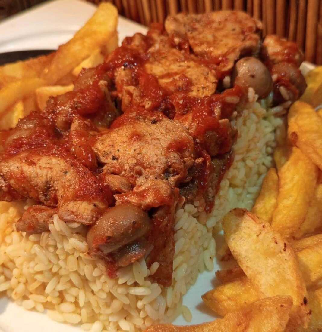 Κοτόπουλο με Σάλτσα Ντομάτας και Μανιτάρια