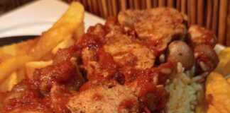 Κοτόπουλο με Σάλτσα Ντομάτας και Μανιτάρια