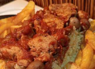 Κοτόπουλο με Σάλτσα Ντομάτας και Μανιτάρια