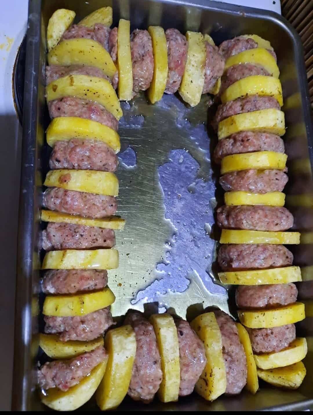 Μπιφτέκια με αρακά και πατάτες στο φούρνο