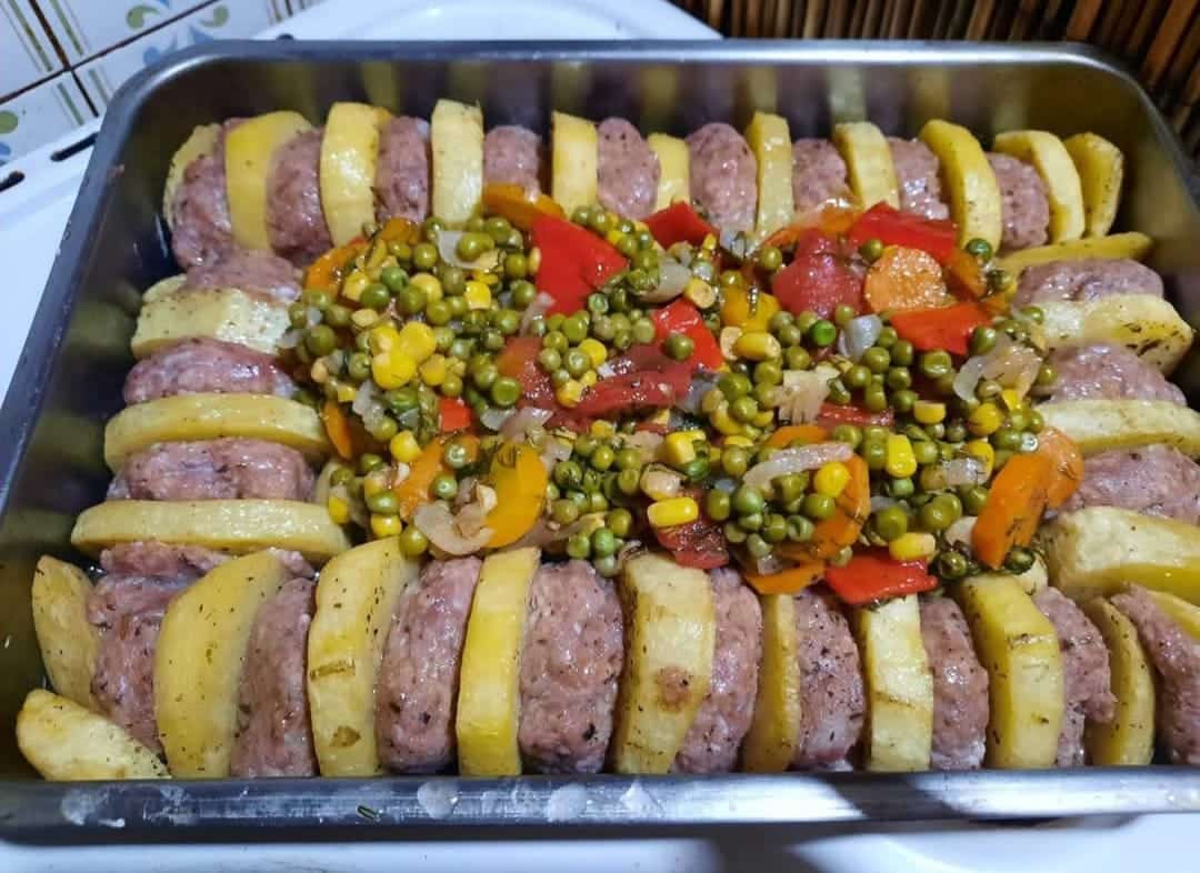 Μπιφτέκια με αρακά και πατάτες στο φούρνο