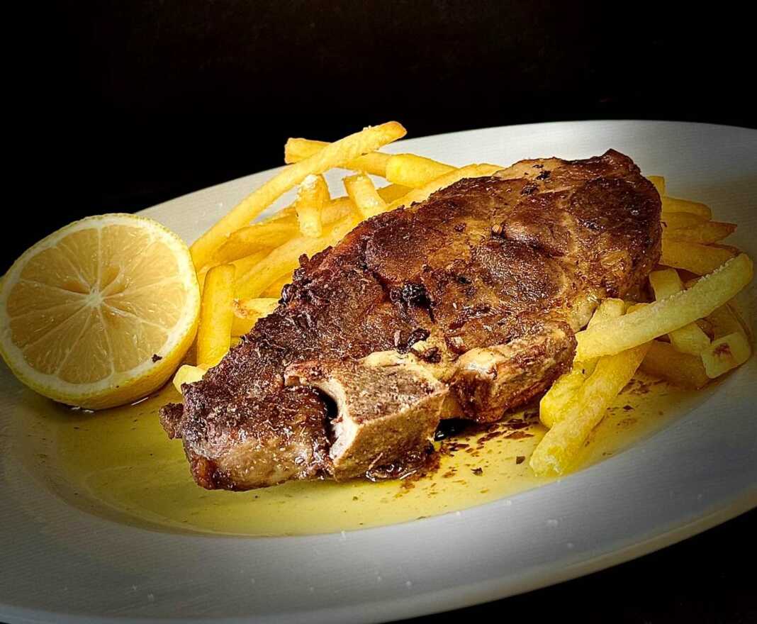 Mprizola lemonati χοιρινή μπριζόλα στο τηγάνι