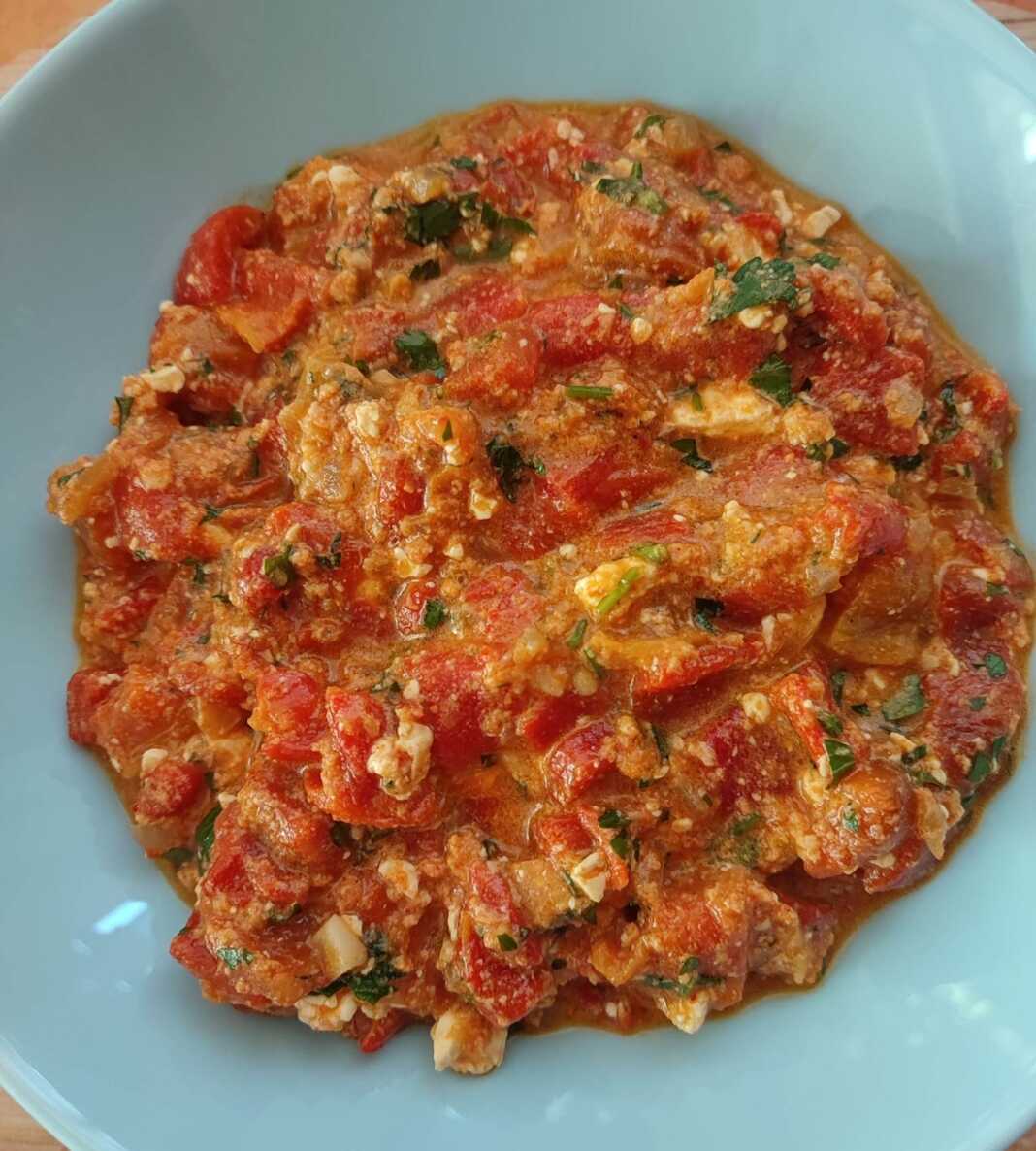 Πιπεριές με ντομάτα αυγό και φέτα