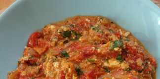 Πιπεριές με ντομάτα αυγό και φέτα