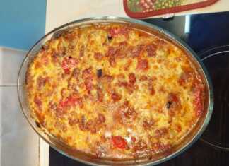 Ρολάκια από τηγανισμένη μελιτζάνα που αγκαλιάζουν κεφτεδάκια, τοποθετημένα σε πυρέξ με κόκκινη σάλτσα ντομάτας και πασπαλισμένα με λιωμένη μοτσαρέλα.