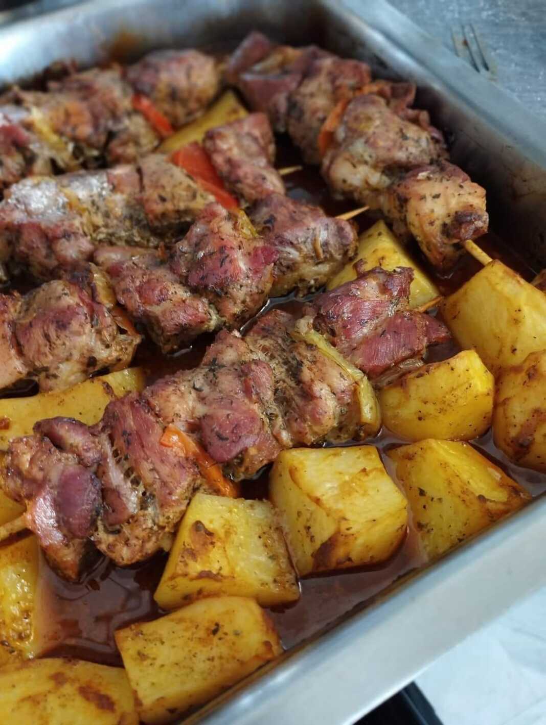 Κοντοσούβλι στο Φούρνο με Πατάτες