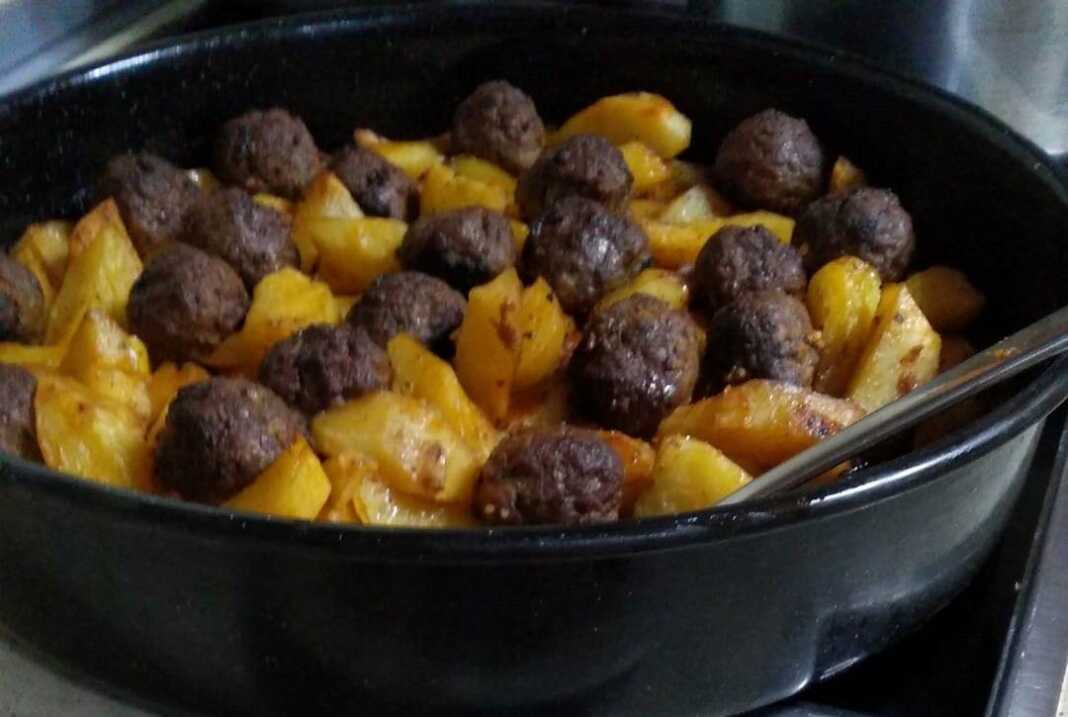 Πατάτες με κεφτεδάκια στο φούρνο