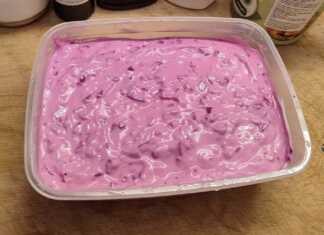 Μπολ με κατακόκκινη παντζαροσαλάτα ανακατεμένη με κρεμώδες γιαούρτι γαρνιρισμένη με κάπαρη και φρέσκο μαϊντανό