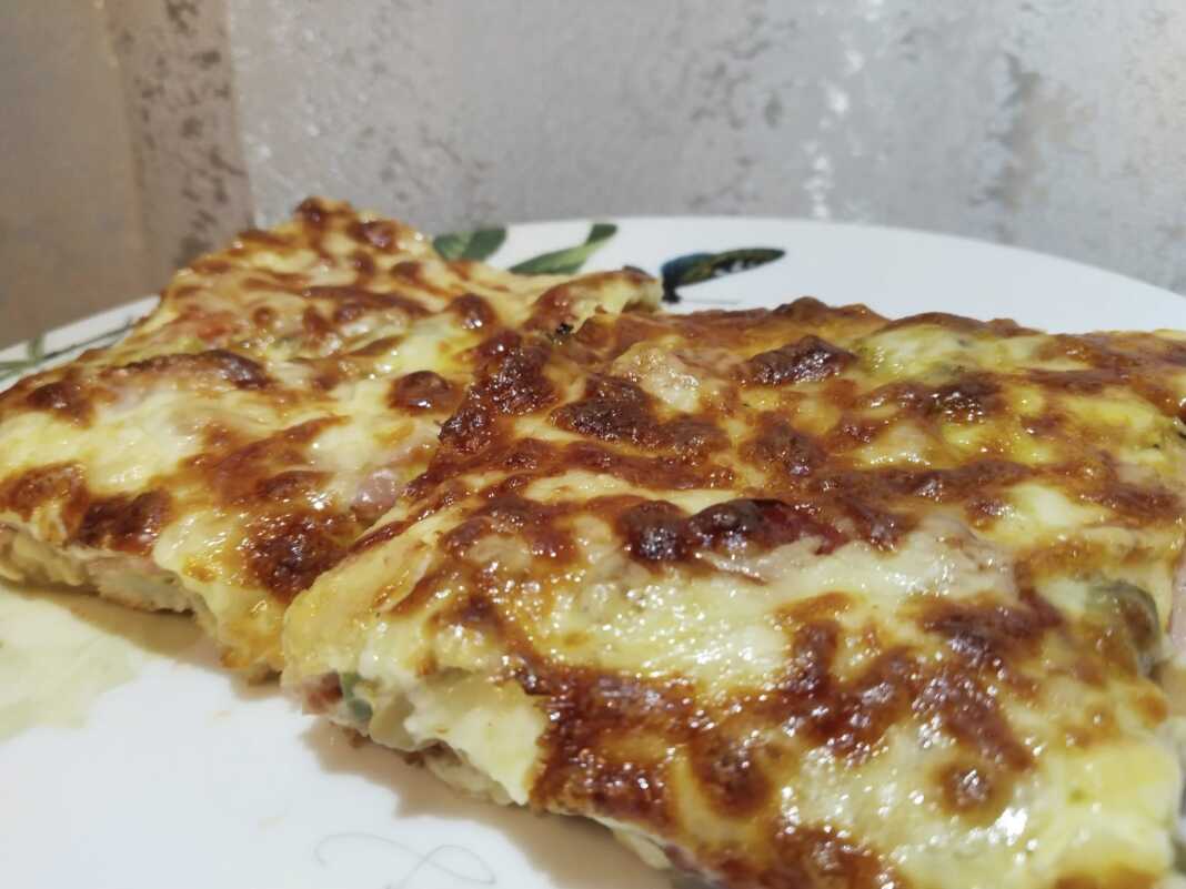 Πίτσα με τυρί και αλλαντικά