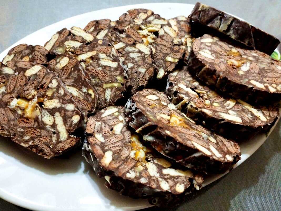 Γλυκό σαλάμι σοκολάτας με μπισκότα