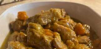 Λεμονάτο Χοιρινό Κατσαρόλας με πατάτες και σάλτσα.