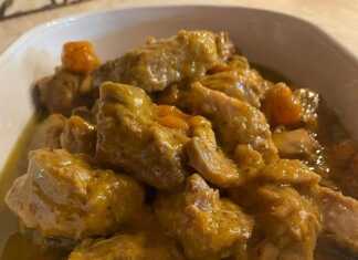 Λεμονάτο Χοιρινό Κατσαρόλας με πατάτες και σάλτσα.